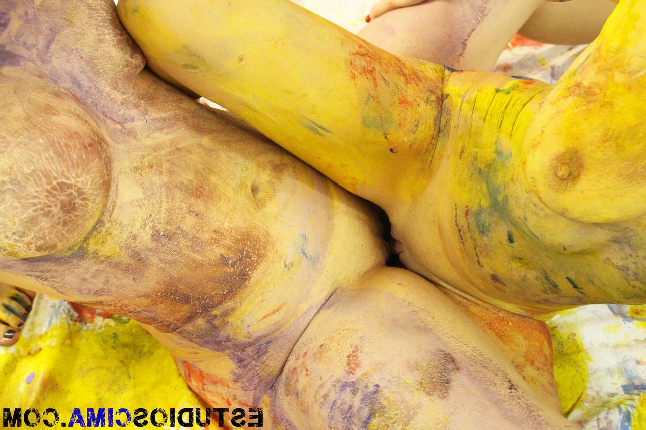 17P As lésbicas Victoria Blonde e Naomi Burning pintam os corpos nus uma da outra