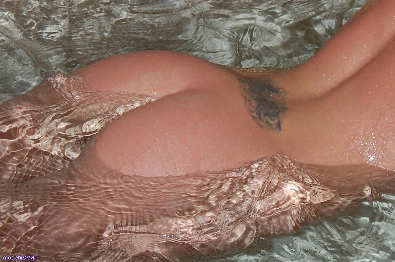 20P Die dünne blonde Teenagerin Danielle wäscht ihren tollen Körper in der Badewanne