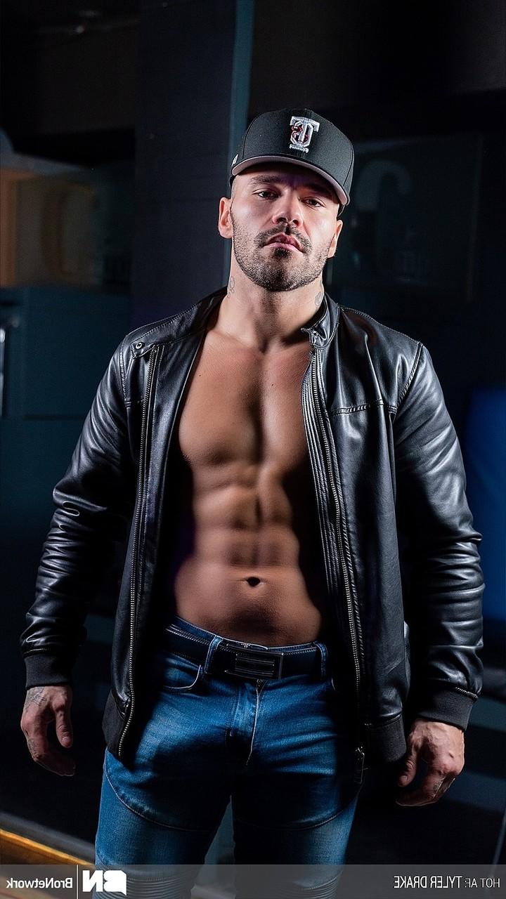 20P O gay musculoso Axel Reed fica nu e sacode seu pau grande até ejacular
