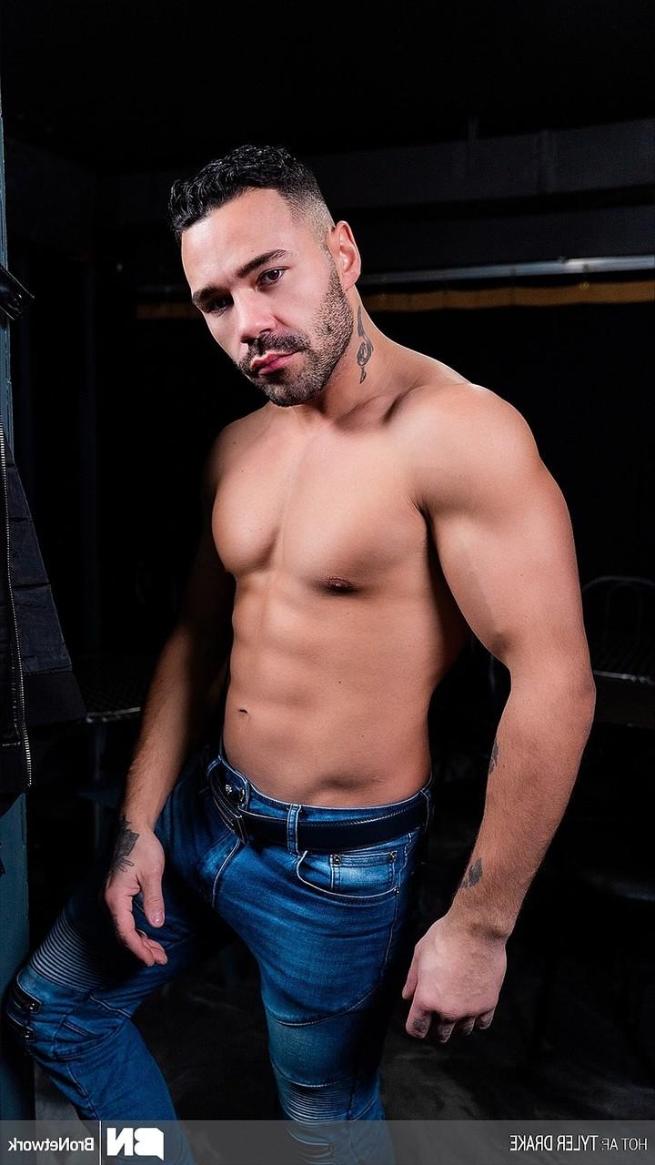 20P O gay musculoso Axel Reed fica nu e sacode seu pau grande até ejacular
