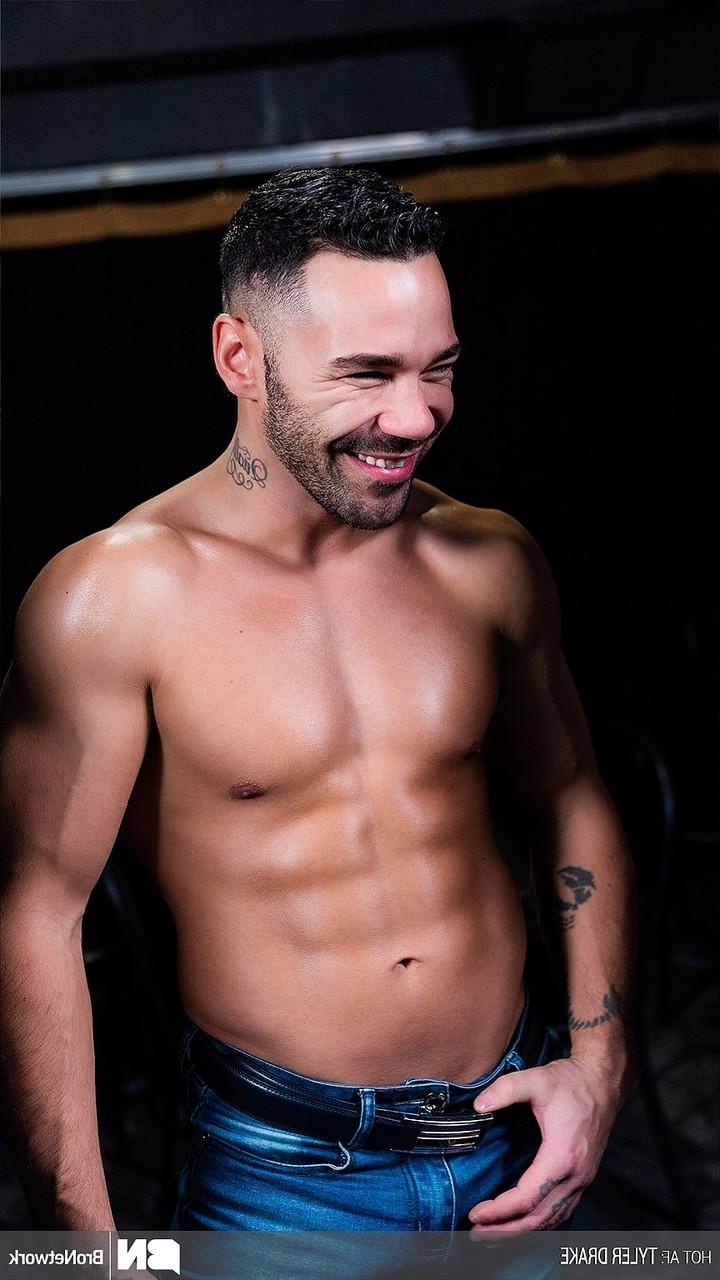 20P O gay musculoso Axel Reed fica nu e sacode seu pau grande até ejacular