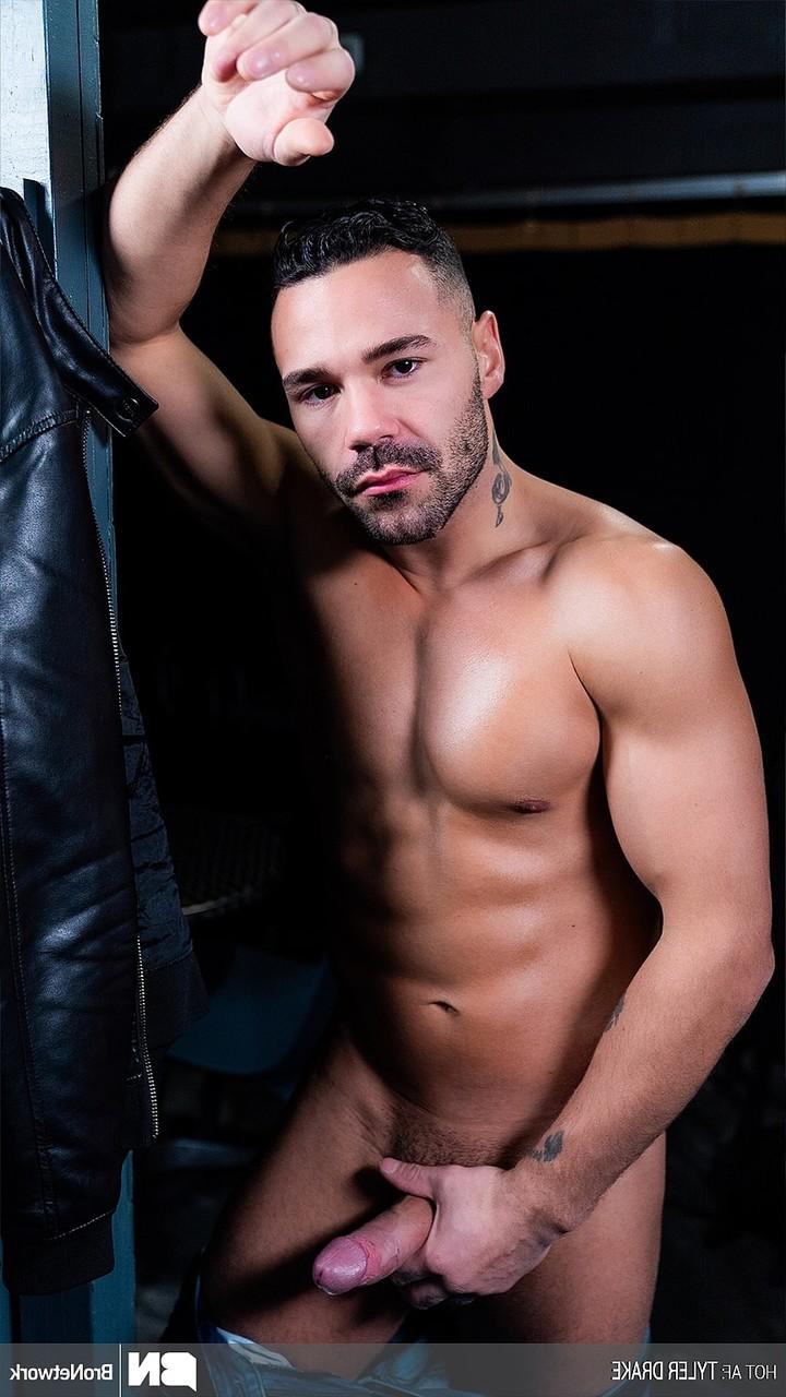 20P O gay musculoso Axel Reed fica nu e sacode seu pau grande até ejacular