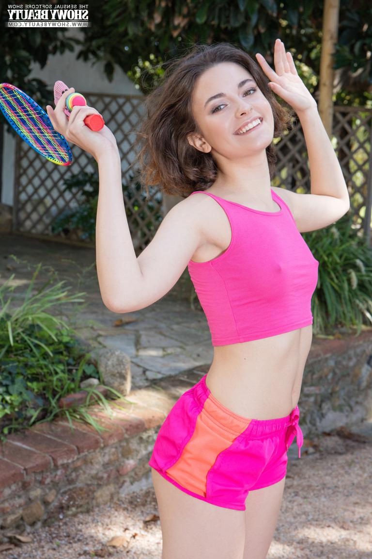20P Showy Beauty performed by Melody Nude Images