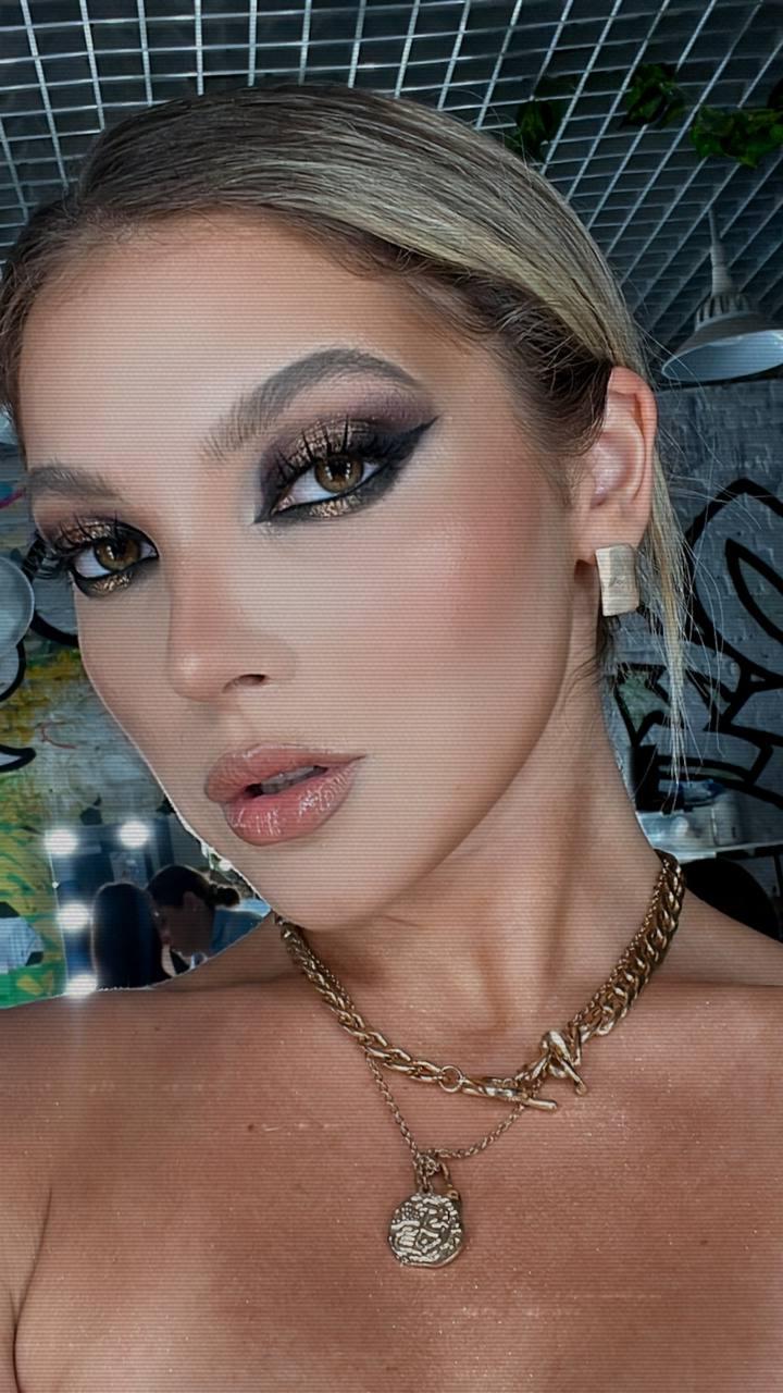 11P La glamorosa chica de Onlyfans All About Diana posa seductoramente en solitario