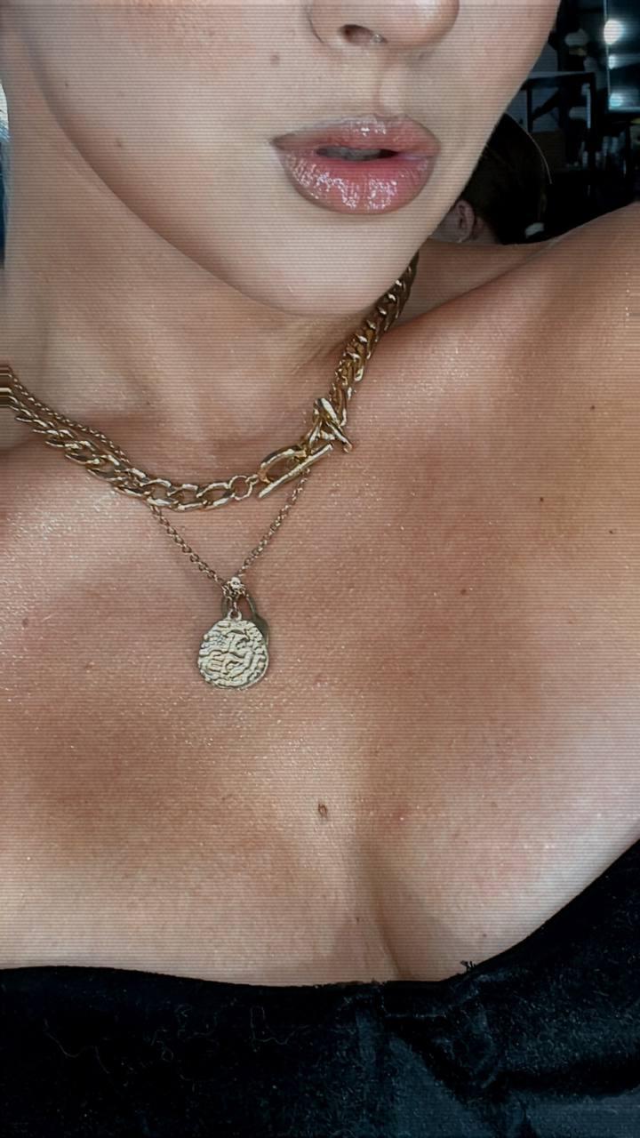 11P La glamorosa chica de Onlyfans All About Diana posa seductoramente en solitario