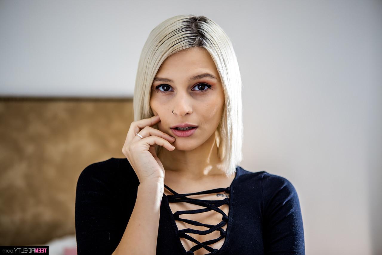 20P A estrela pornográfica adolescente Christy White expõe sua figura esbelta e bunda gostosa