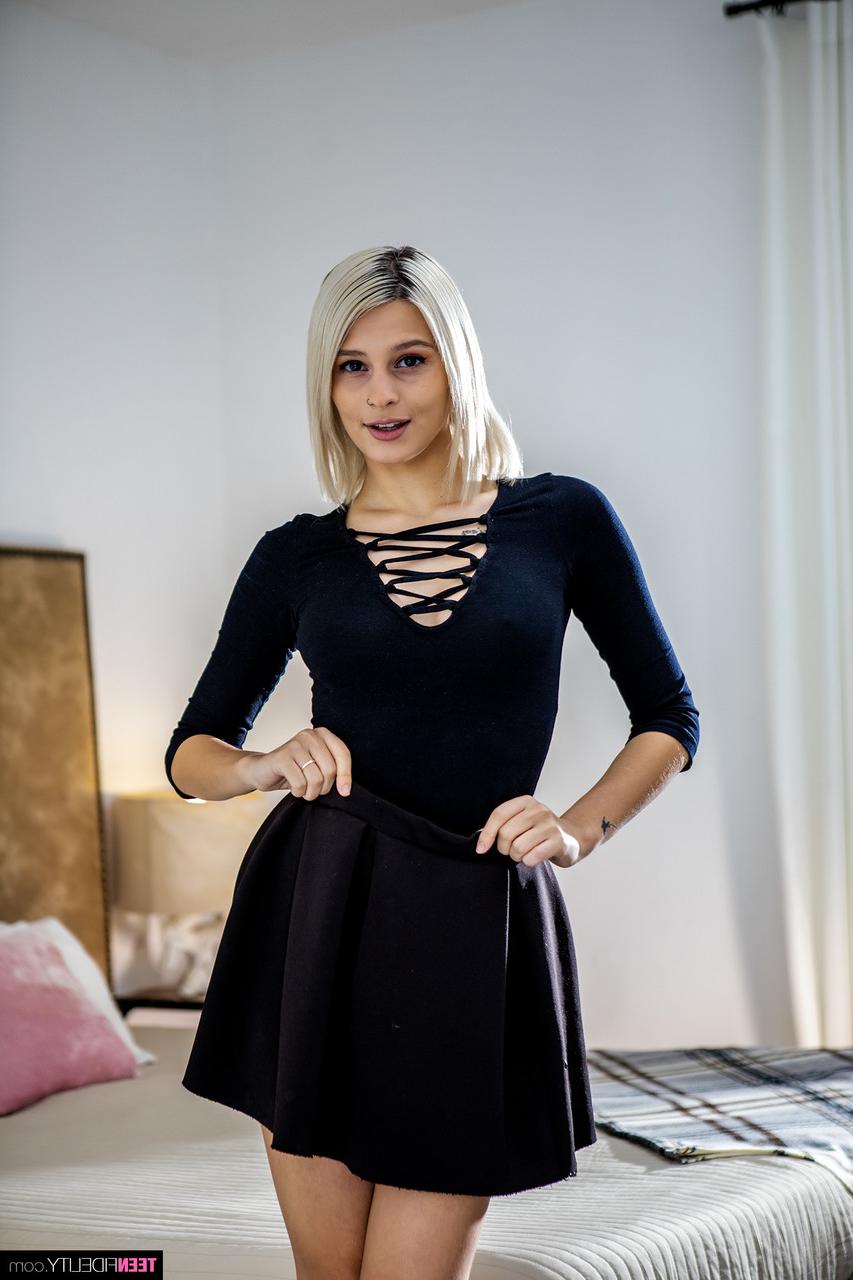 20P A estrela pornográfica adolescente Christy White expõe sua figura esbelta e bunda gostosa