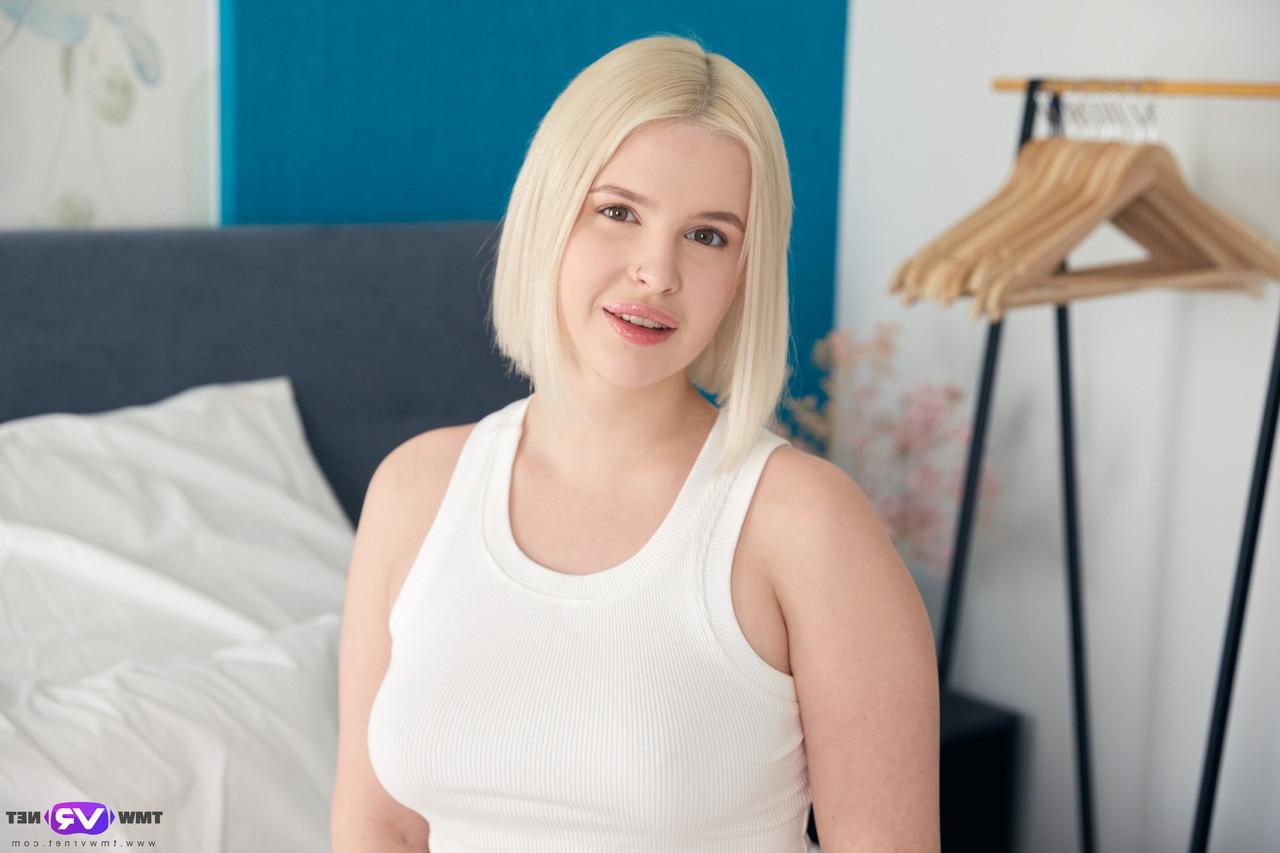 20P Die sexy blonde Teenagerin Eliz Benson entblößt ihre großen Titten und spreizt ihren Muff