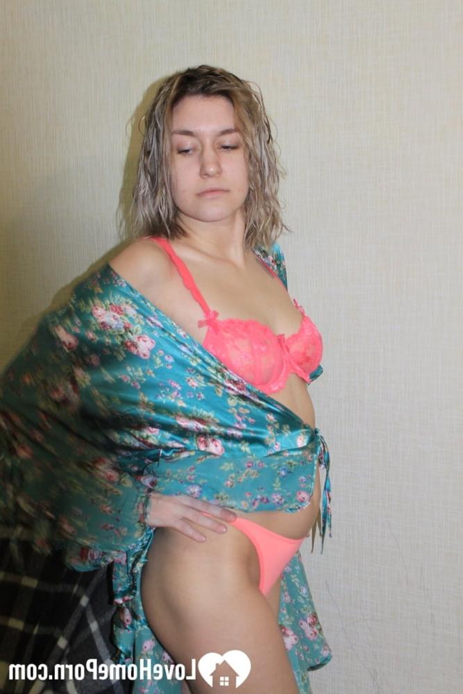 20P Amadora gostosa mostra seus buracos gostosos antes de posar em sua lingerie