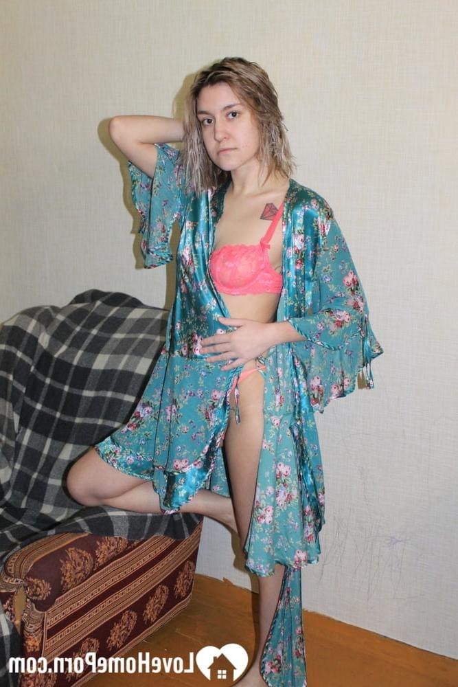 20P Amadora gostosa mostra seus buracos gostosos antes de posar em sua lingerie