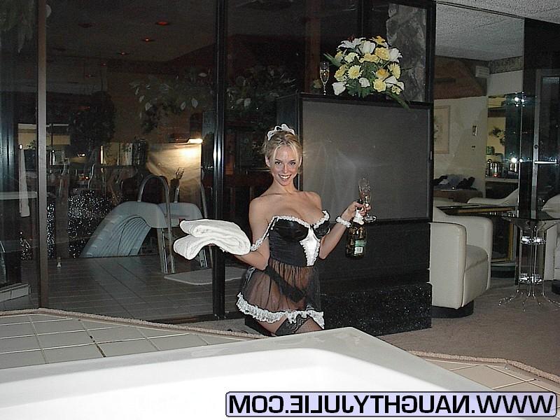 17P La sirvienta rubia Naughty Julie se masturba el coño cubierto de jabón al lado de la bañera
