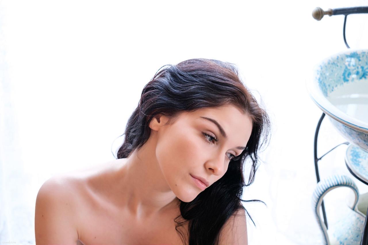 20P A glamorosa adolescente polonesa Morticia tira sua lingerie branca e posa nua