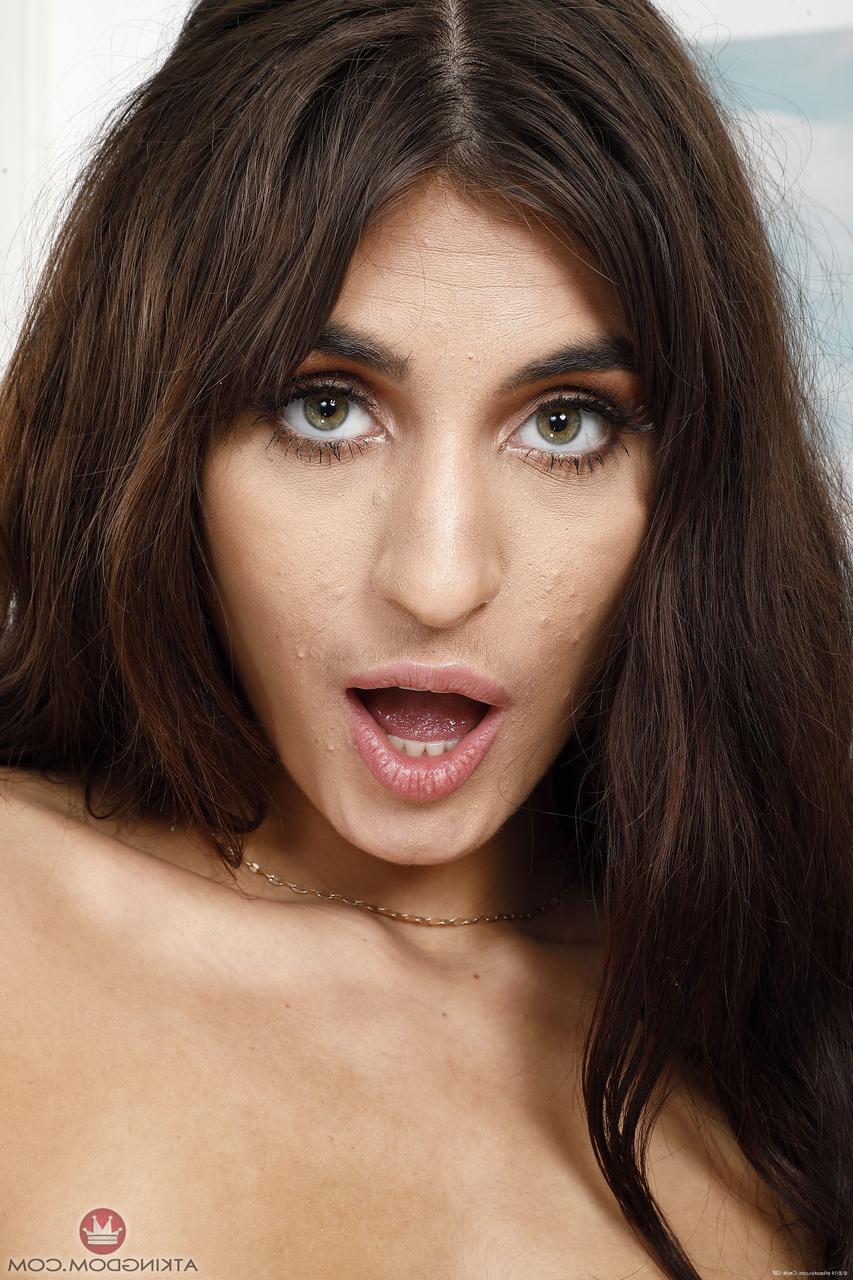 20P La douce brune amateur Dana Wolf expose ses petits seins et écarte son trou.