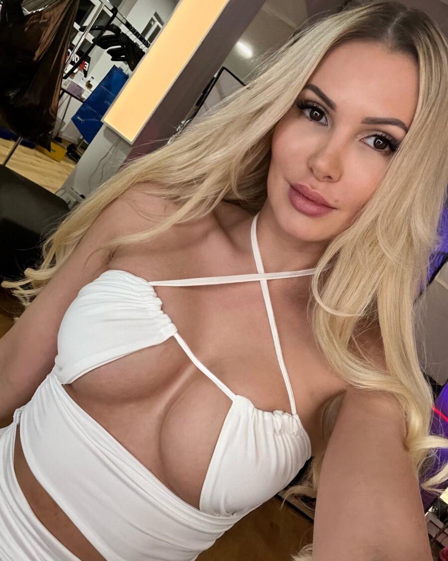 20P A glamourosa loira Annakunz brinca com suas curvas em sua compilação