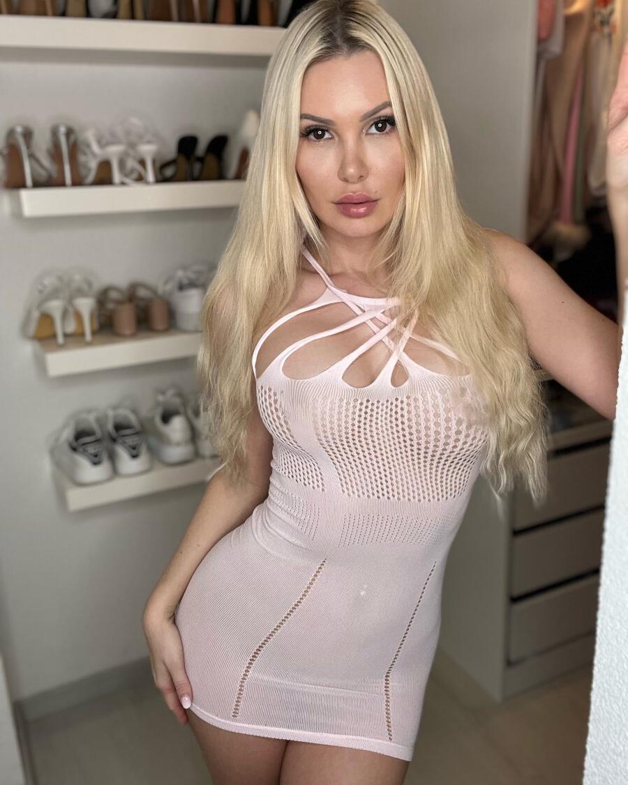 20P A glamourosa loira Annakunz brinca com suas curvas em sua compilação
