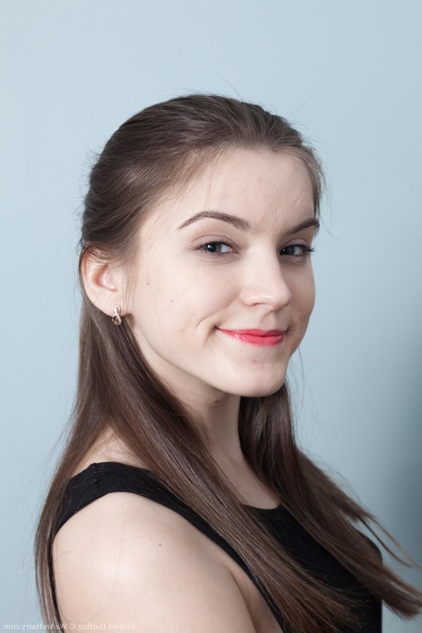 16P Das süße Teenie-Mädchen Evelina Darling enthüllt am Klavier ihre natürliche Muschi