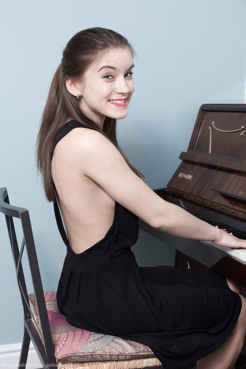 16P Das süße Teenie-Mädchen Evelina Darling enthüllt am Klavier ihre natürliche Muschi