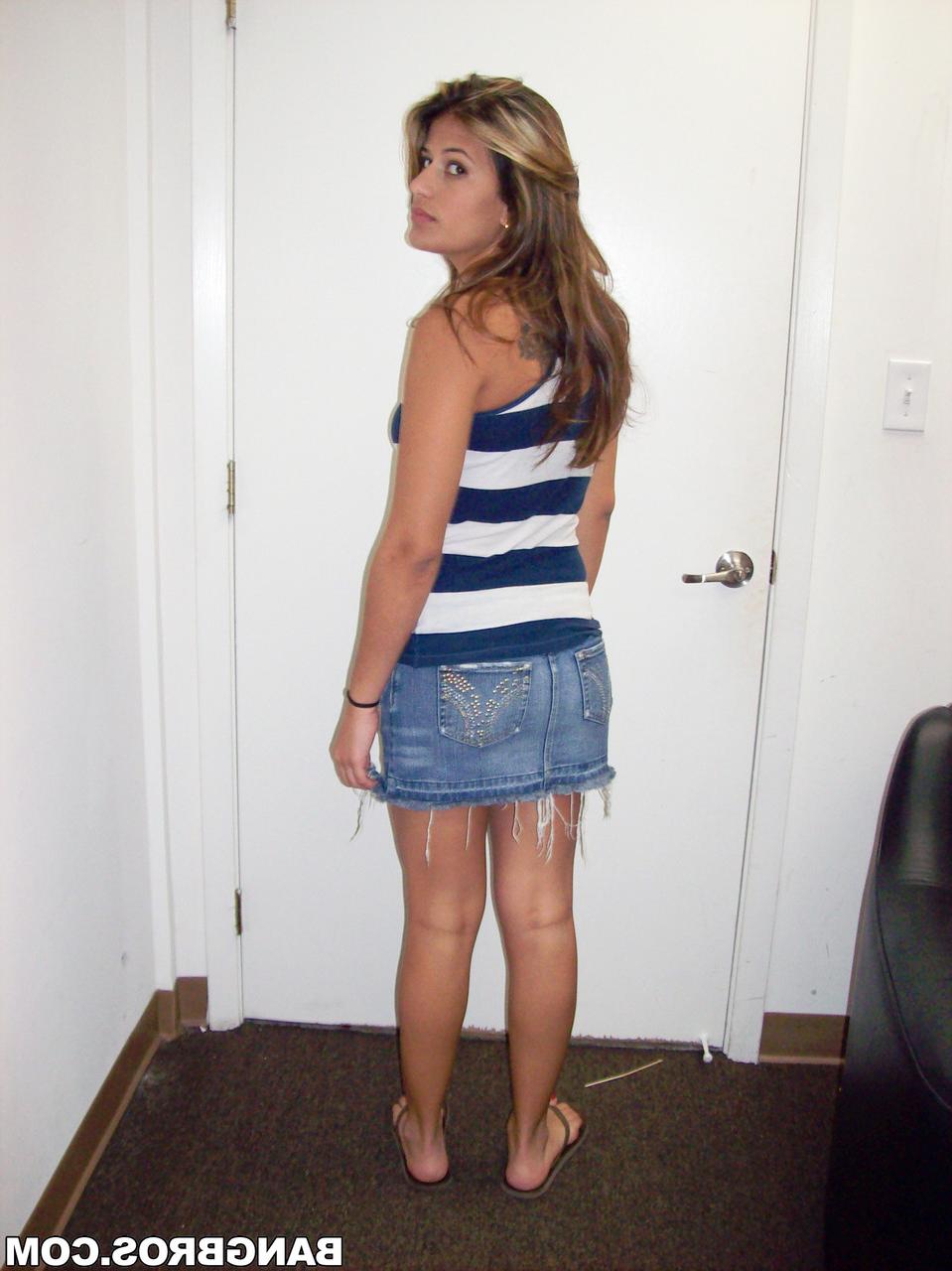 20P Diana, petite fille aux petits seins, dévoile sa chatte rasée lors d'un casting.