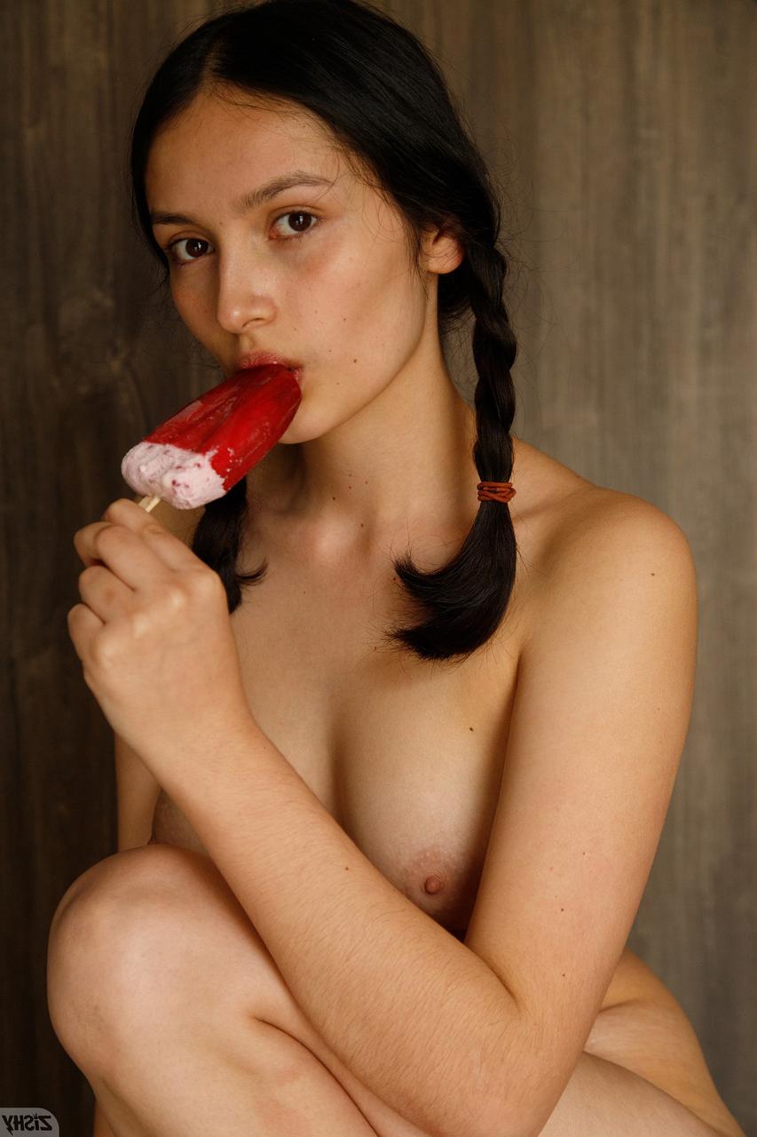 13P Die Amateur-Babe mit Zöpfen Luisa Medrano zeigt ihren schönen großen Arsch und ihre Titten