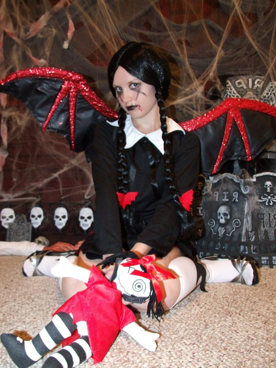 20P Amateur-Teenie Kitty zieht ihre Halloween-Klamotten aus und posiert nackt vor der Kamera