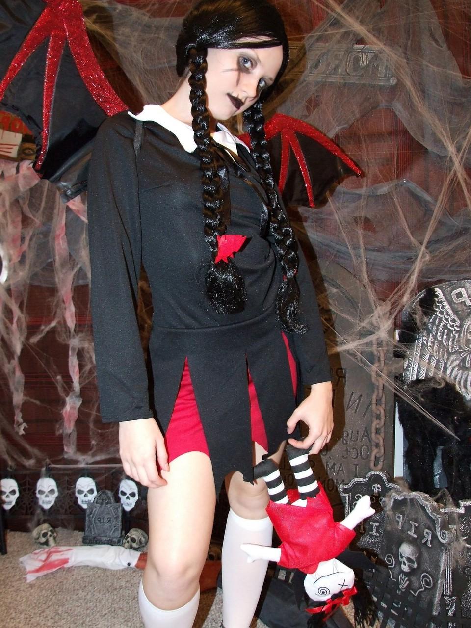 20P Amateur-Teenie Kitty zieht ihre Halloween-Klamotten aus und posiert nackt vor der Kamera