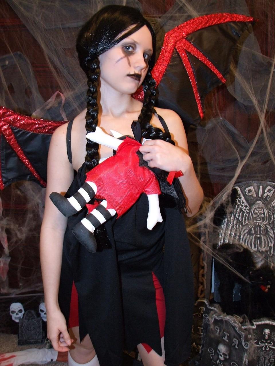 20P Amateur-Teenie Kitty zieht ihre Halloween-Klamotten aus und posiert nackt vor der Kamera