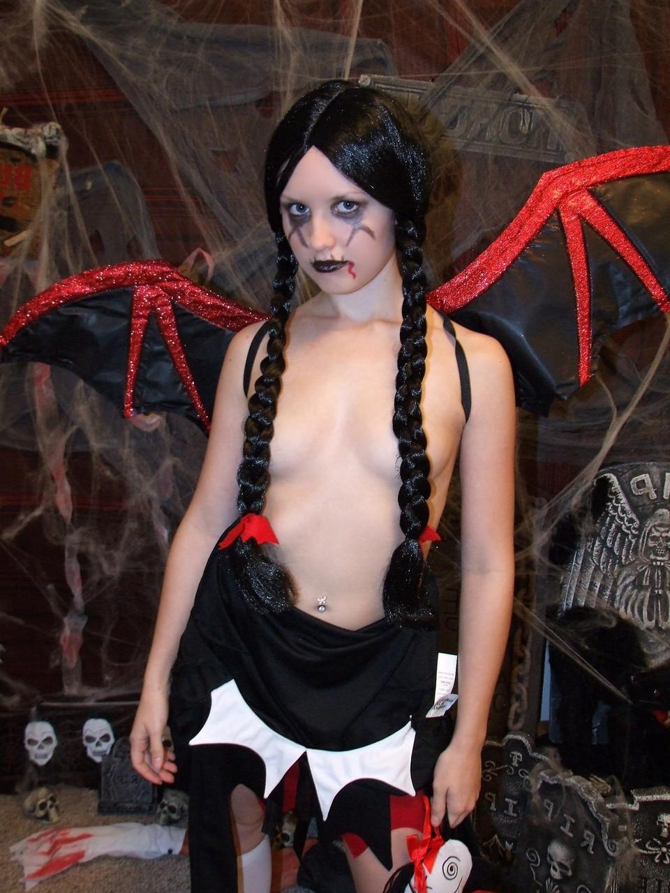 20P Amateur-Teenie Kitty zieht ihre Halloween-Klamotten aus und posiert nackt vor der Kamera