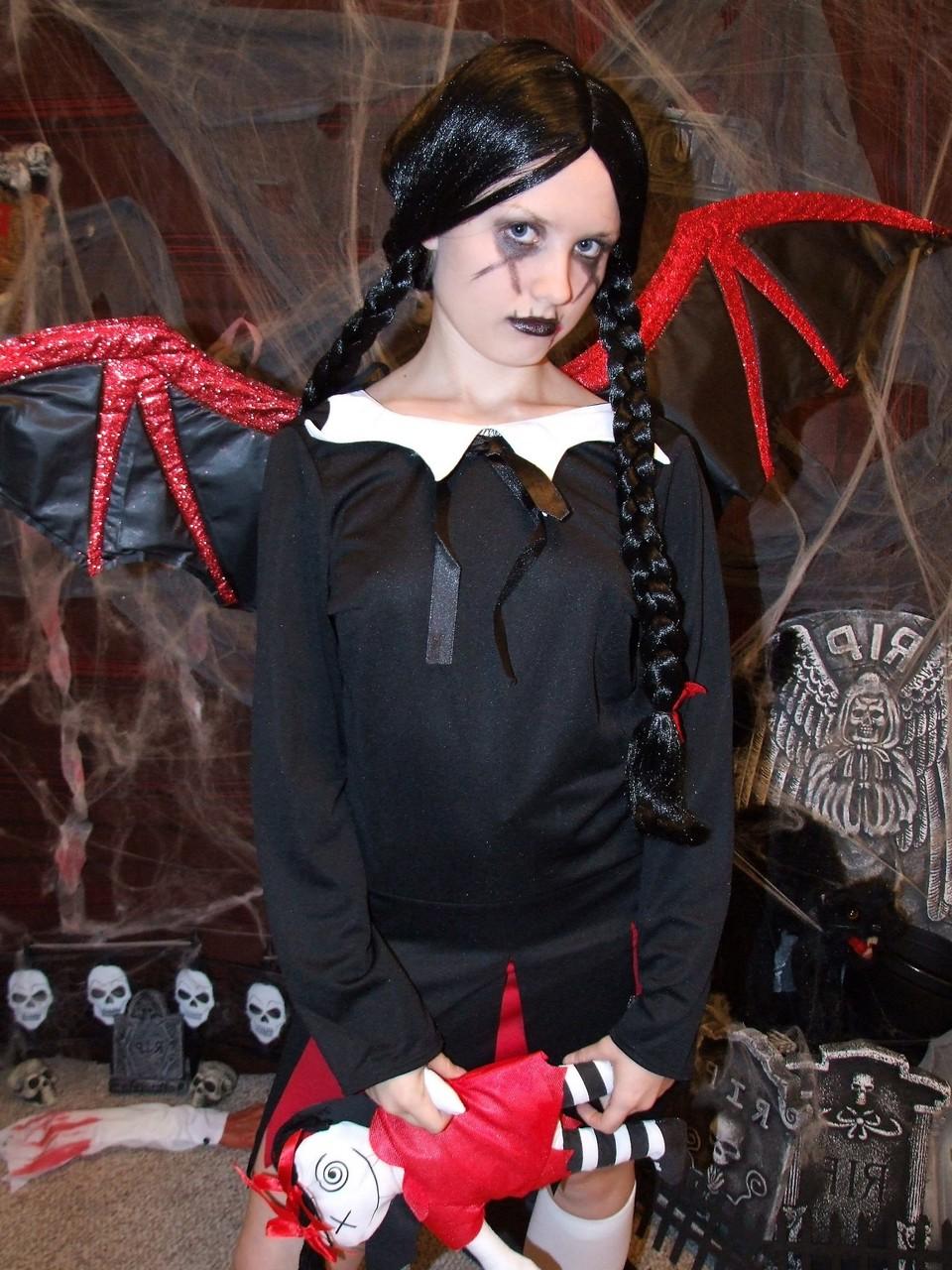20P Amateur-Teenie Kitty zieht ihre Halloween-Klamotten aus und posiert nackt vor der Kamera