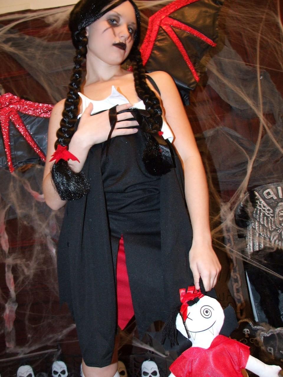 20P Amateur-Teenie Kitty zieht ihre Halloween-Klamotten aus und posiert nackt vor der Kamera