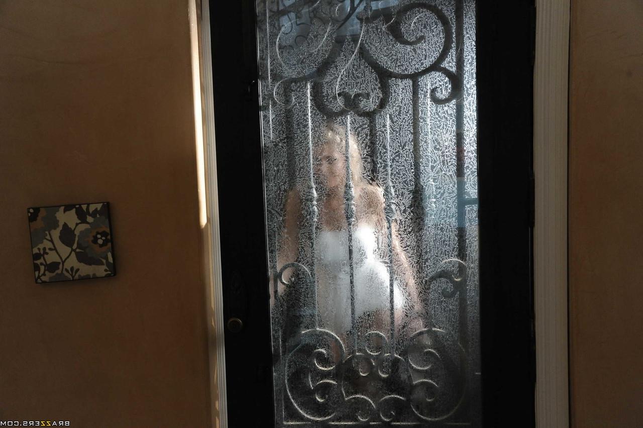 17P Horny chick Eve Laurence breaks into a house with rope in hand and wanting sex