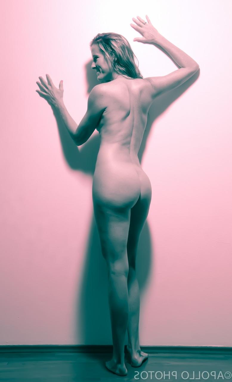 20P MILF Sofie Marie mostra seus peitos pequenos e sua bunda grande enquanto está completamente nua