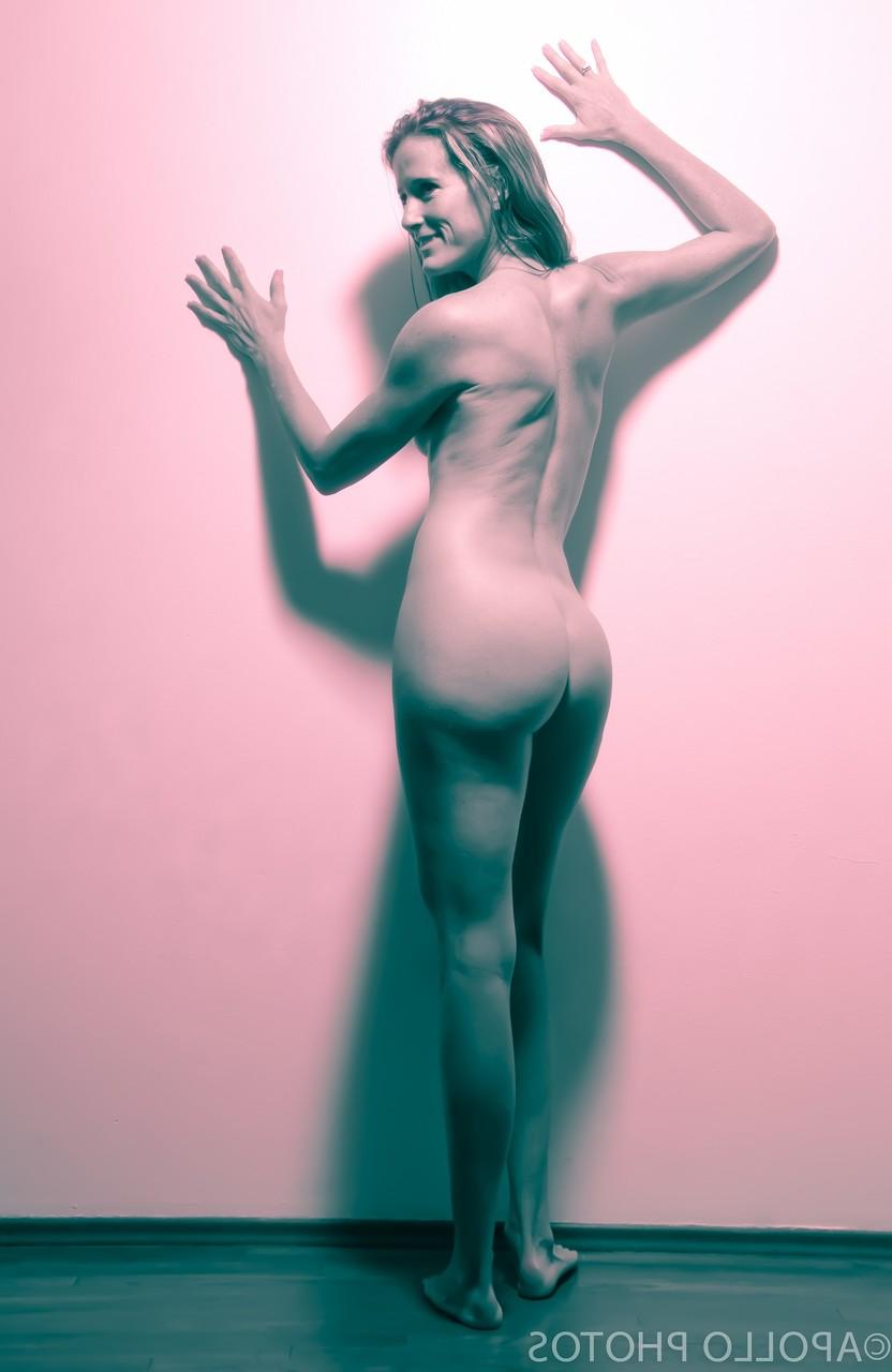 20P MILF Sofie Marie mostra seus peitos pequenos e sua bunda grande enquanto está completamente nua