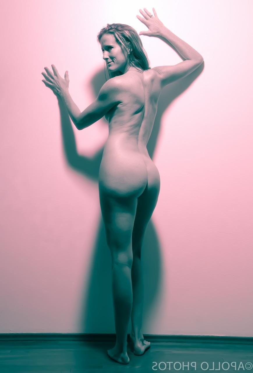 20P MILF Sofie Marie mostra seus peitos pequenos e sua bunda grande enquanto está completamente nua