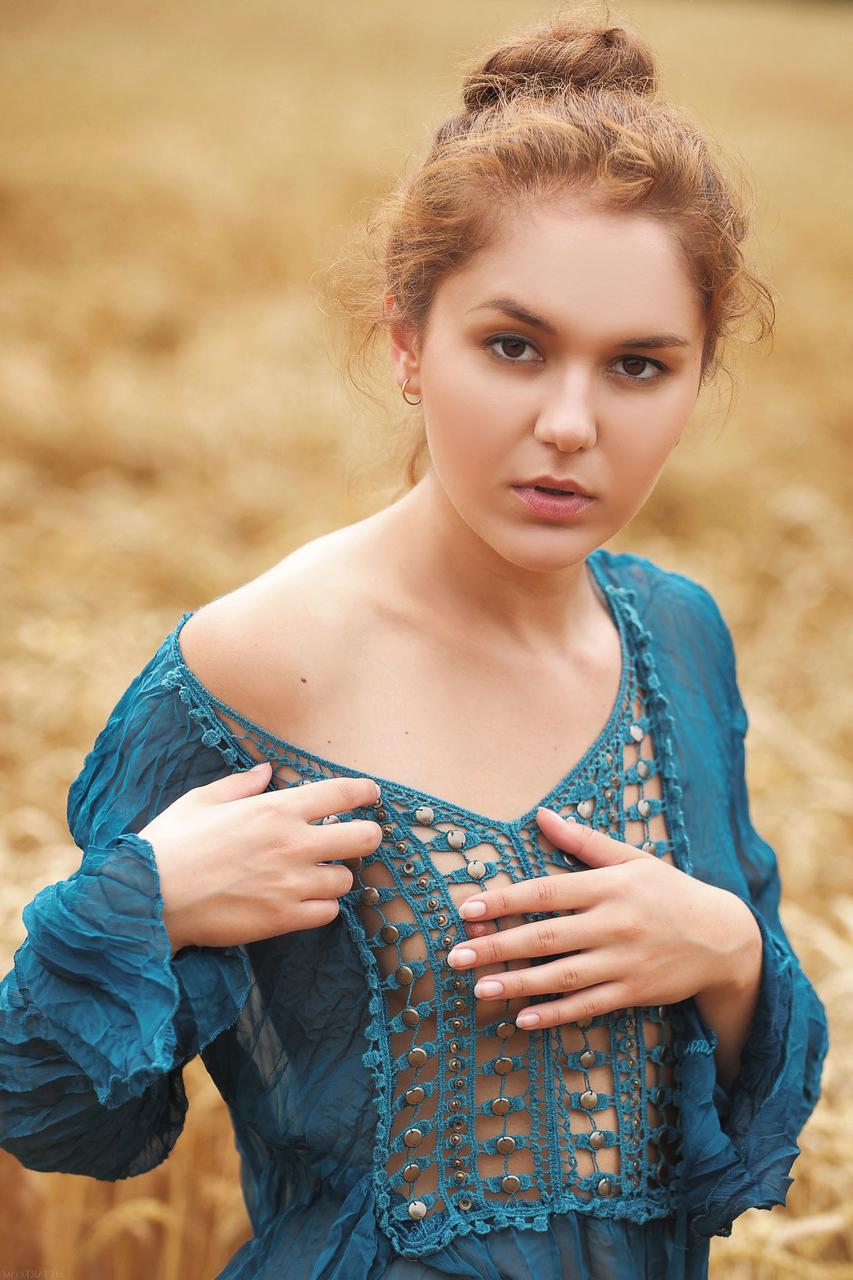 17P A adolescente ruiva Jenya A tira seu lindo vestido e posa nua no campo
