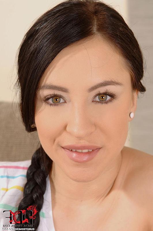 16P A linda adolescente Sandra Luberc mostra peitos pequenos e enfia um vibrador na vulva