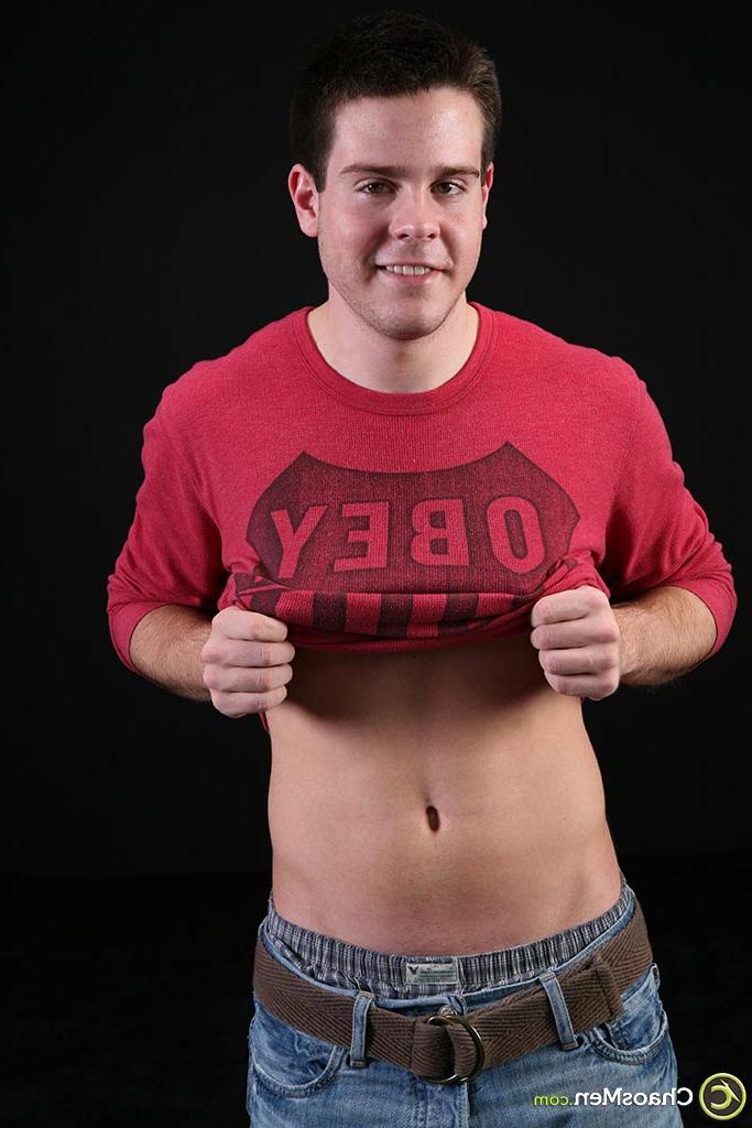 20P O lindo modelo gay amador Trever mostra seu belo pau e bunda redonda enquanto tira a roupa