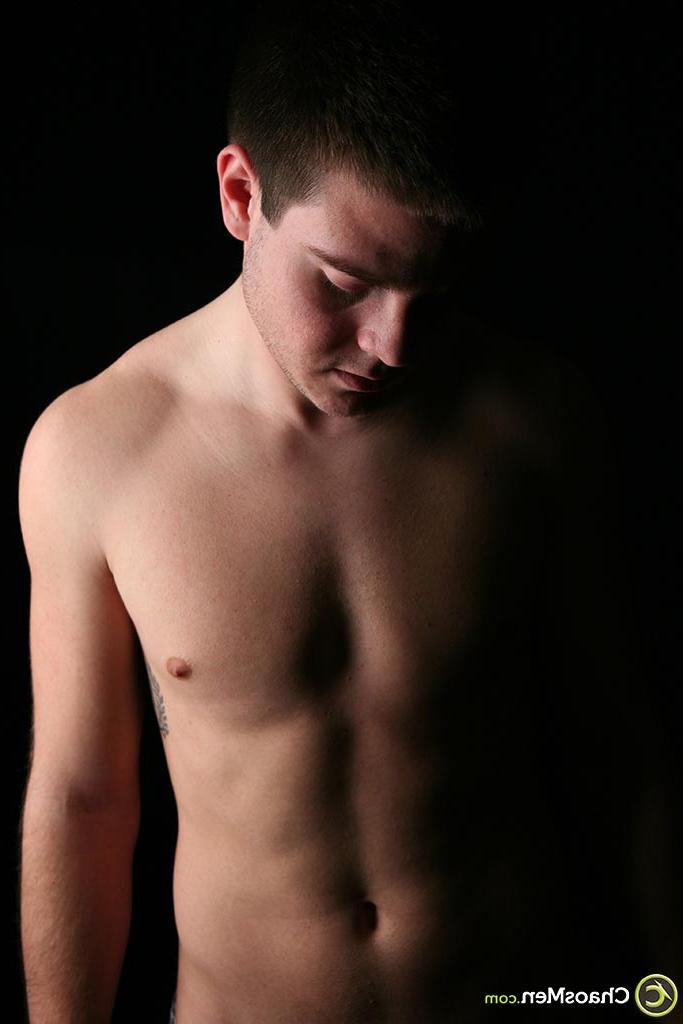 20P O lindo modelo gay amador Trever mostra seu belo pau e bunda redonda enquanto tira a roupa