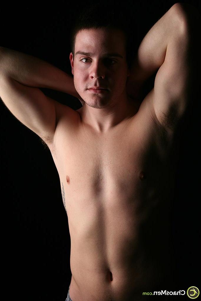 20P O lindo modelo gay amador Trever mostra seu belo pau e bunda redonda enquanto tira a roupa