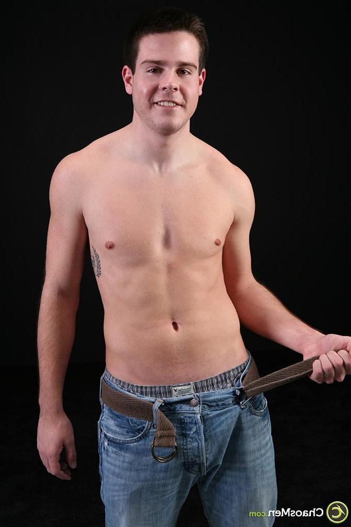 20P O lindo modelo gay amador Trever mostra seu belo pau e bunda redonda enquanto tira a roupa