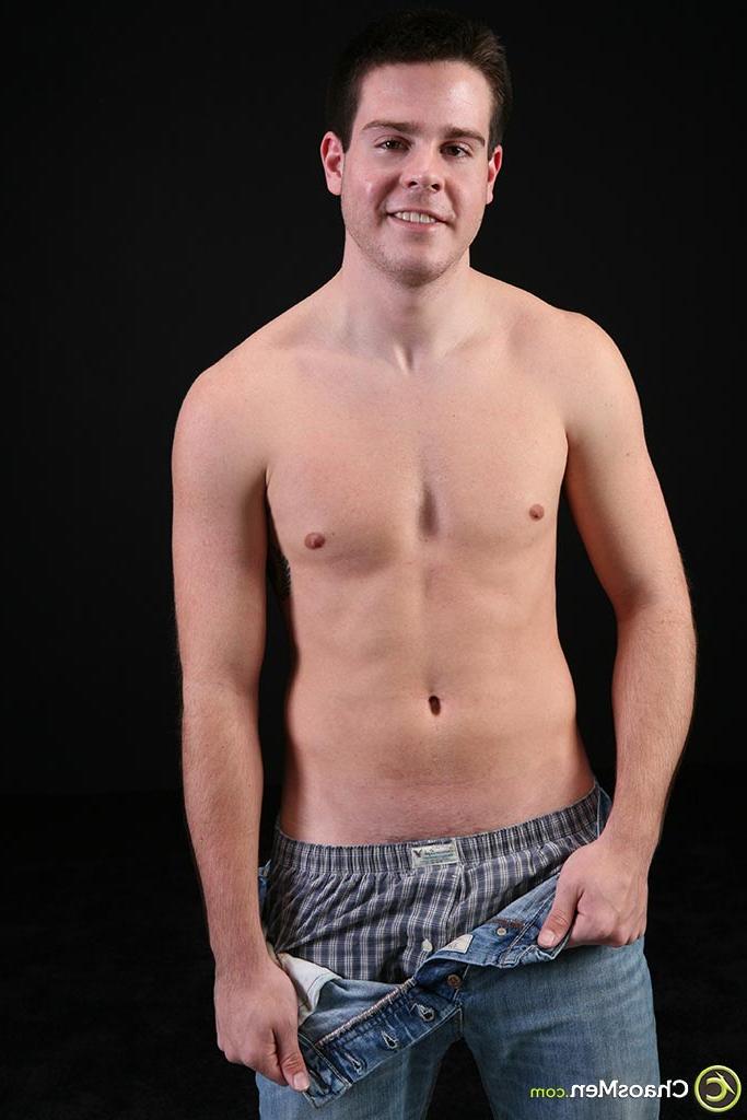 20P O lindo modelo gay amador Trever mostra seu belo pau e bunda redonda enquanto tira a roupa