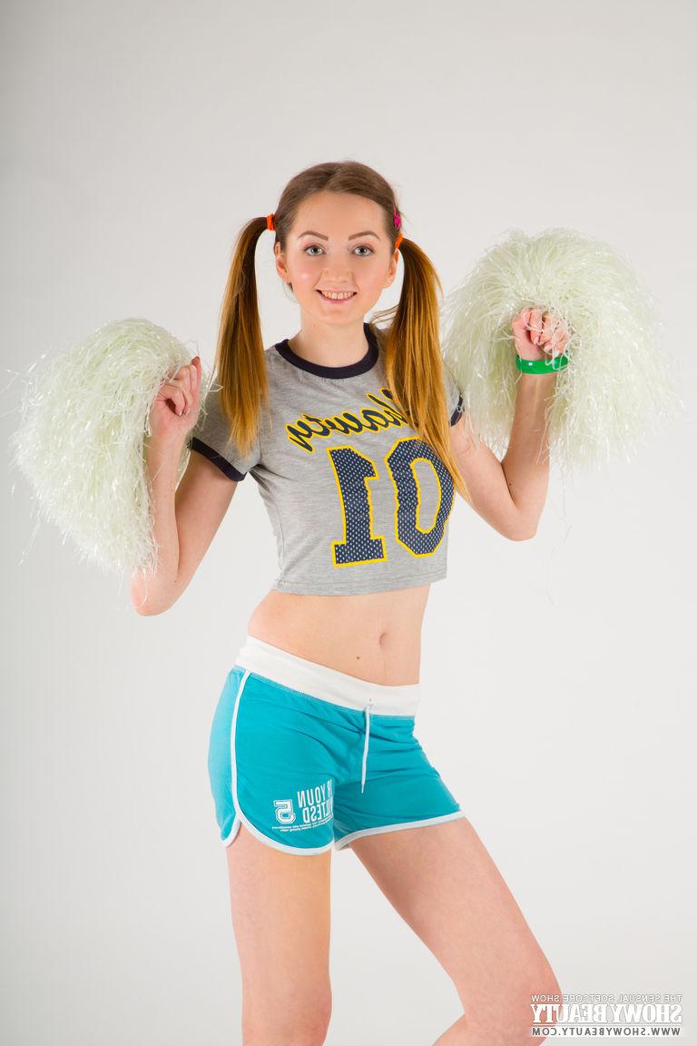 20P La petite jeune Tina pose des pompons avant de montrer nue sa fente chauve.