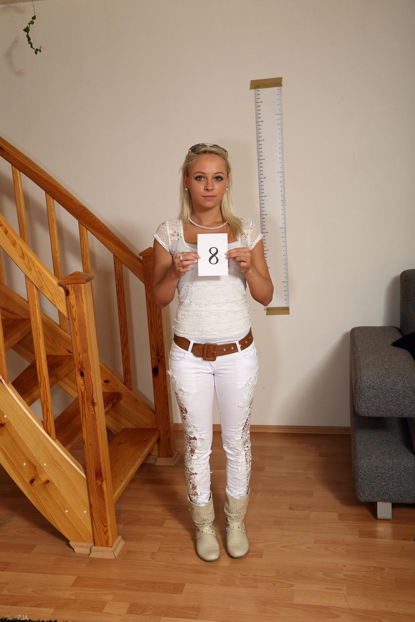20P La blonde amateur Naomi Nevena enlève ses vêtements et affiche sa silhouette élancée.