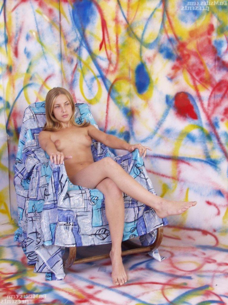 20P La jolie jeune européenne Alina expose ses petits seins en se reposant sur une chaise.
