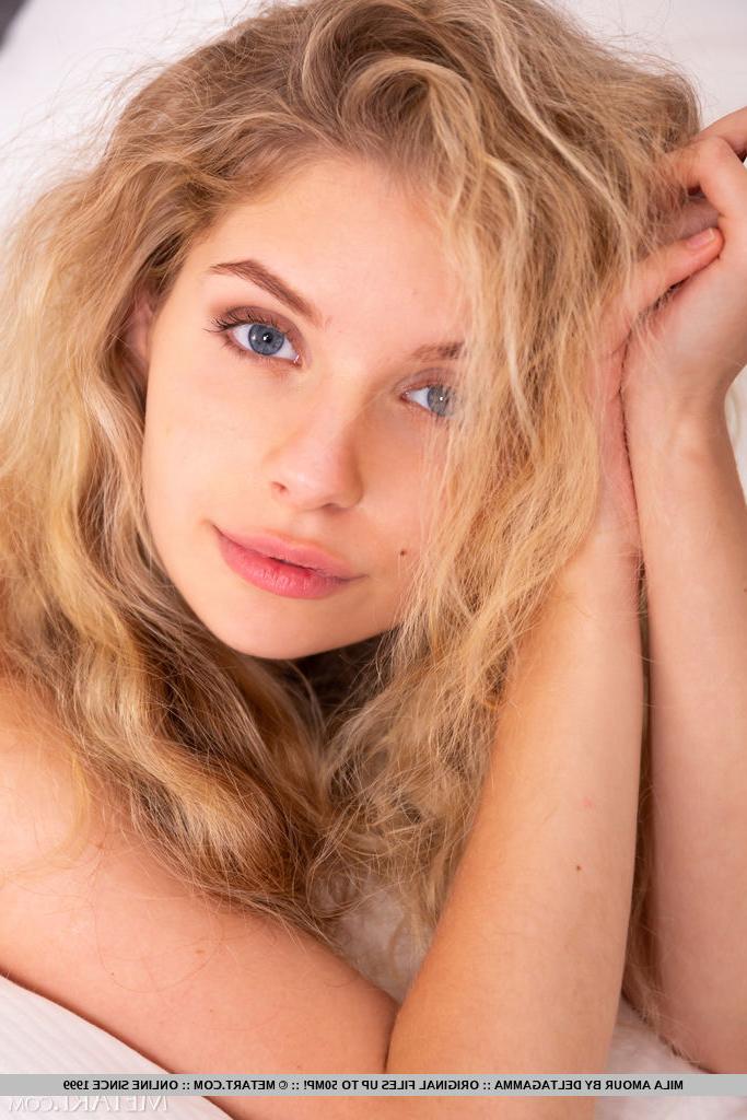 18P A linda adolescente loira Mila Amour tira a lingerie para ficar nua em um quarto