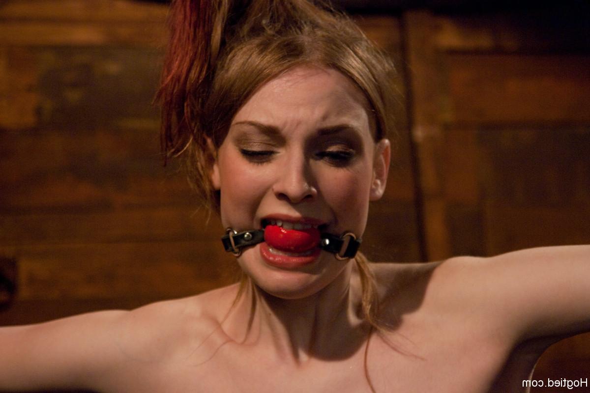 20P Die hübsche Blondine Ela Darling wird für eine wilde BDSM-Session gefesselt und geknebelt