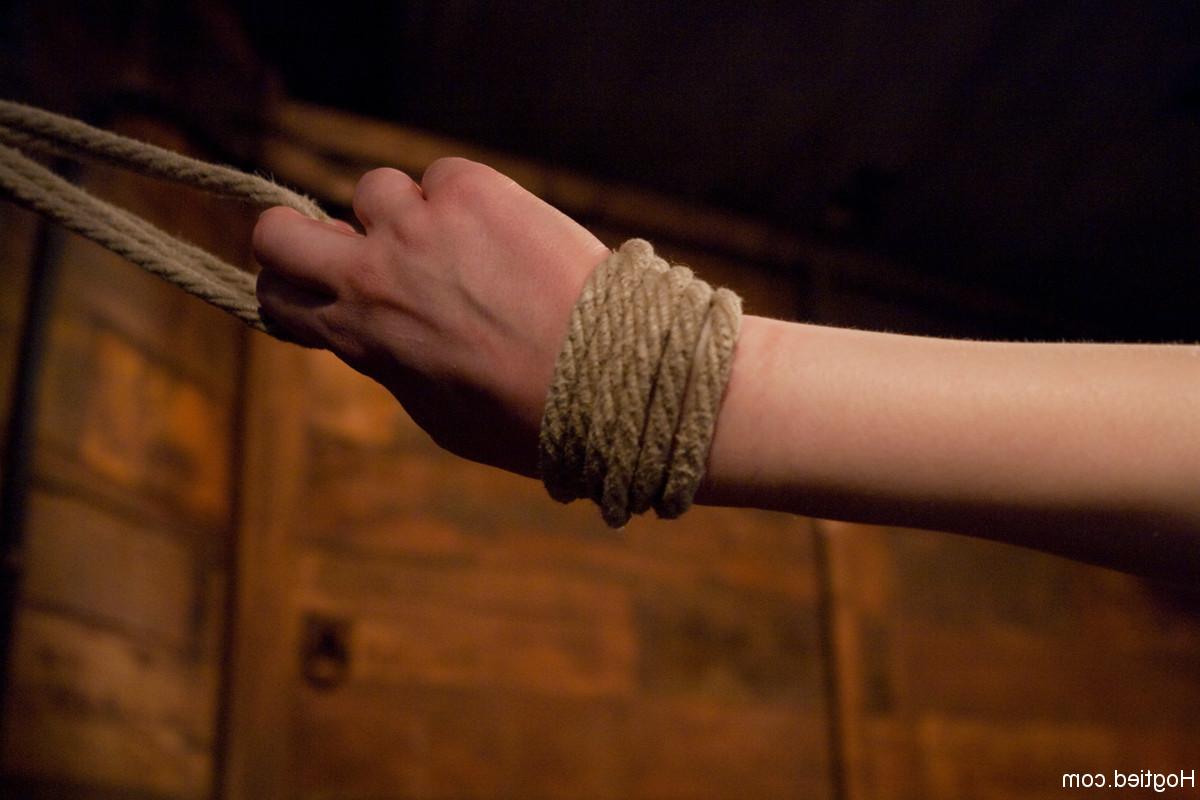 20P Die hübsche Blondine Ela Darling wird für eine wilde BDSM-Session gefesselt und geknebelt