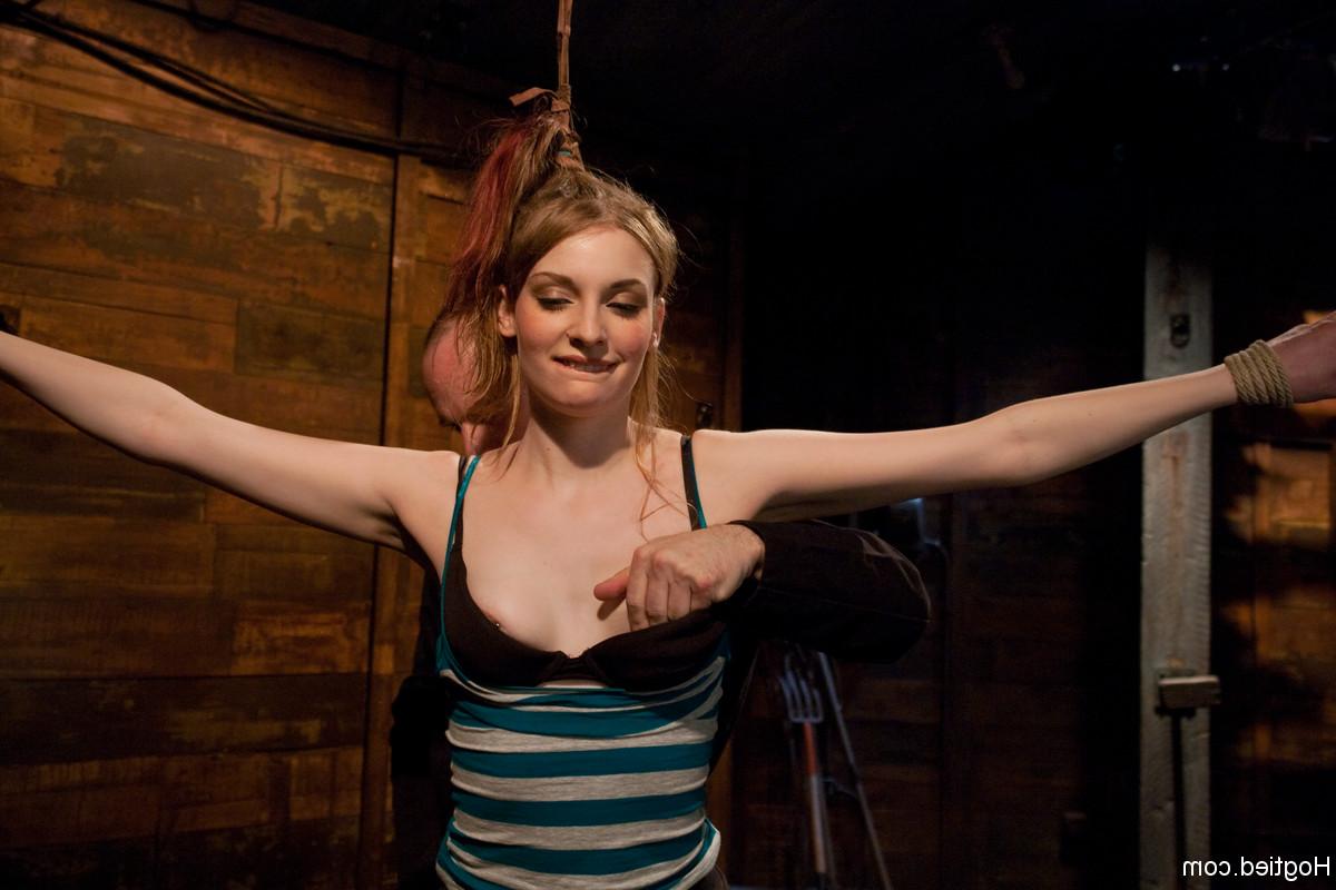 20P Die hübsche Blondine Ela Darling wird für eine wilde BDSM-Session gefesselt und geknebelt