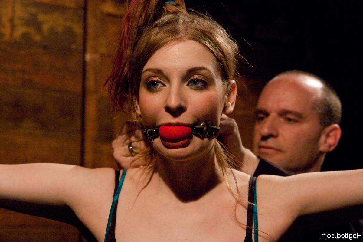 20P Die hübsche Blondine Ela Darling wird für eine wilde BDSM-Session gefesselt und geknebelt
