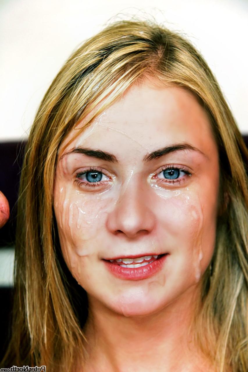 15P Erdbeerblondes Mädchen zieht hauchdünne Unterwäsche aus, bevor es zwei Männern gleichzeitig einen bläst