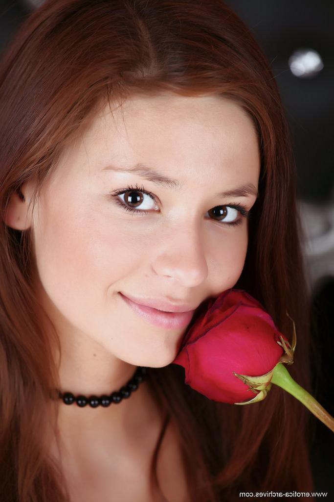 16P A bela adolescente Afrodita brinca com seus peitos e fenda apertada com uma rosa vermelha nua